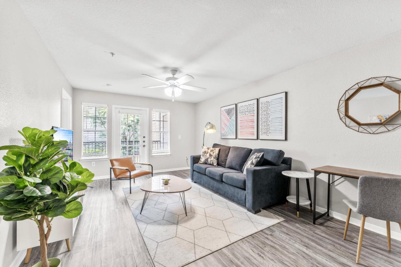 Spacious 2BR King Suites w Pool, Gym, Laundry - Close to Downtown - Bed and Breakfast
