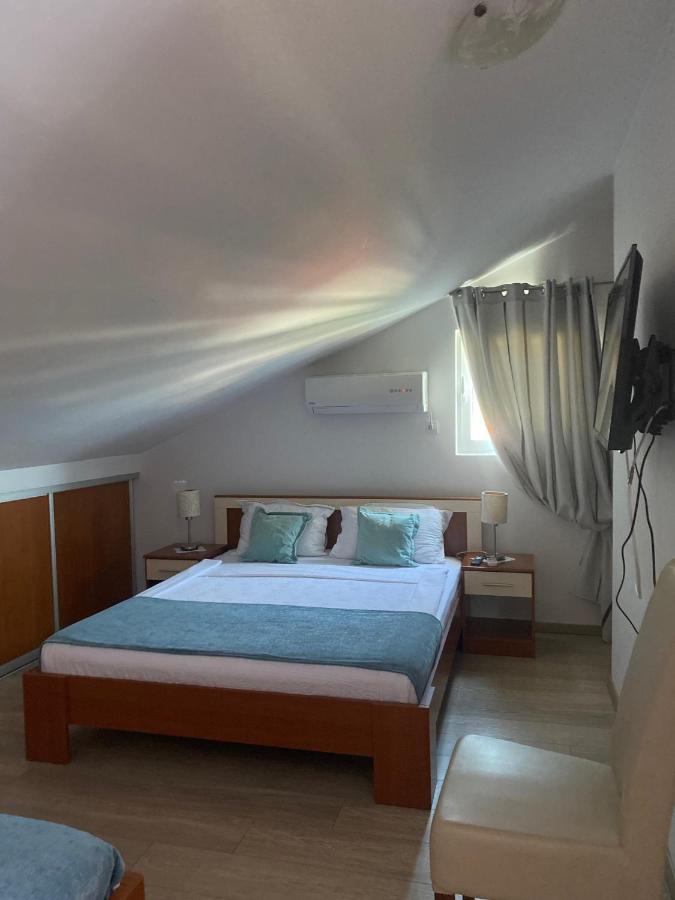 Appartamento su 2 Livelli con Balcone e Vista Mare