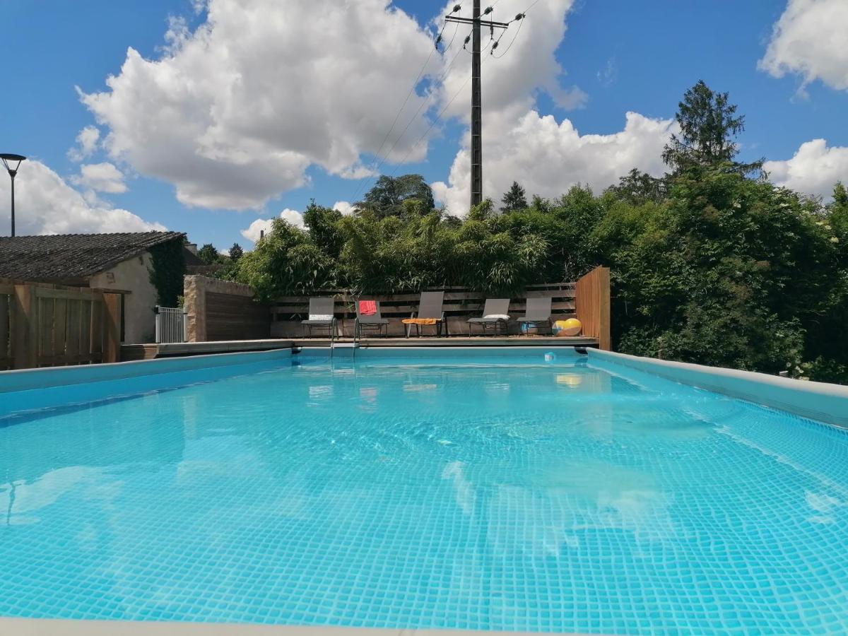 Maison et piscine en bordure de Rivière avec Parc - Bed and Breakfast