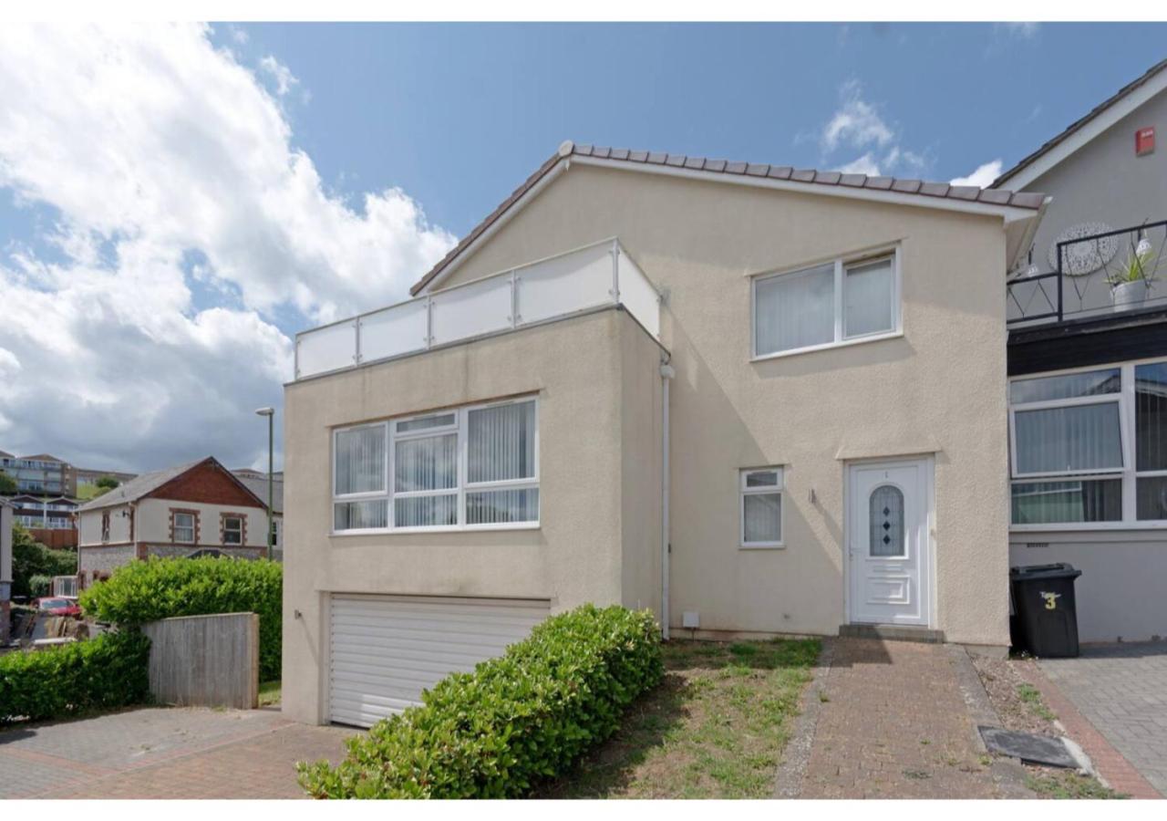 Warwick Views - Family Hot Tub Home Lovely Views with Ample Parking - Bed and Breakfast