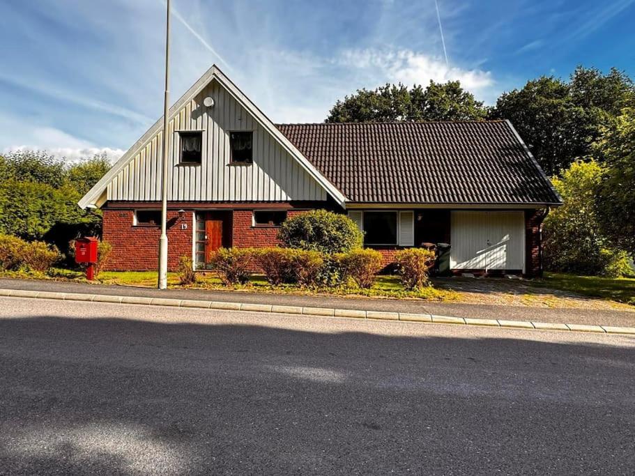 Big House for Workers & Familys Near Volvo - B&B