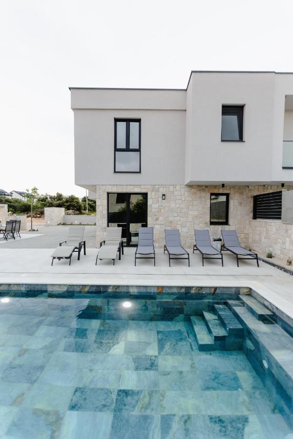 Luxury Villa Pam - Private villa with a heated pool and a summer terace with 4 bedrooms - 230 m2 NEW!! - Chambres d'hôtes Mandre