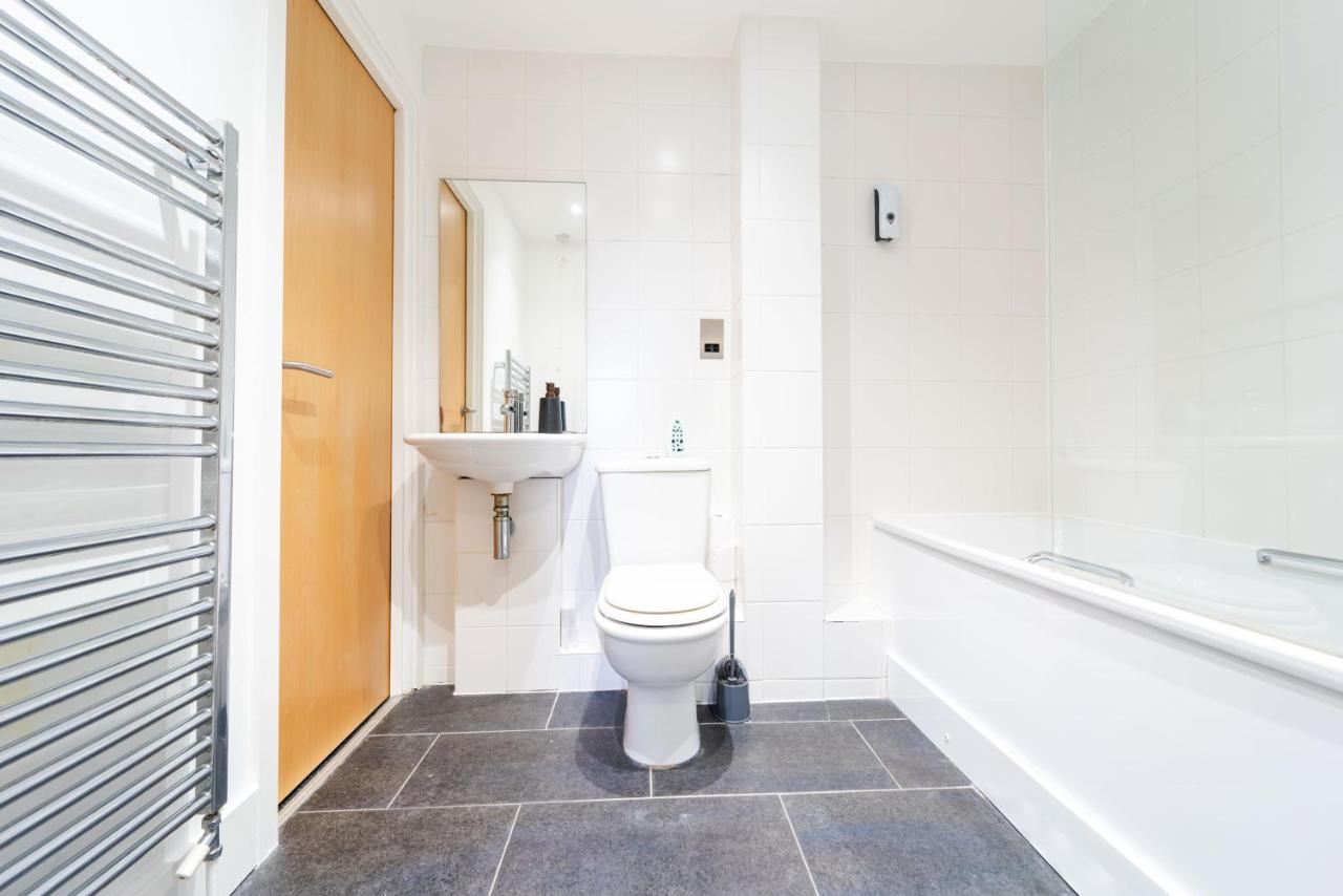 Luxury Docklands 2Bed apt- Close to Excel- Canary Wharf- City Airport - 02 Arena- Free Parking- PS 4 - B&B