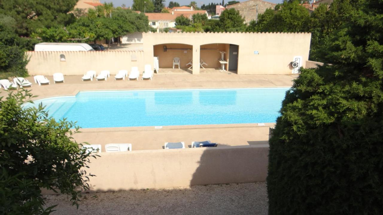 Three-Bedroom Apartment with pool and garden view, bed linen included
