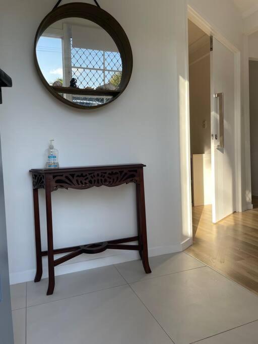 Miami's Family Getaway Sleeps 10, Pool, Patio, Walk to North Burleigh Beach & Shops - B&B