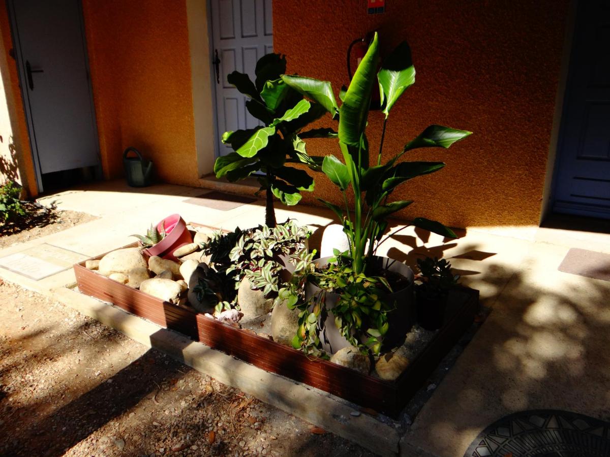 Studio-ground floor, backyard, air-conditioned, bed linen included