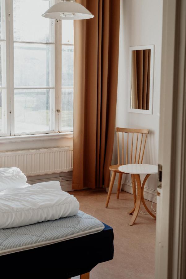 Tweepersoonskamer met 2 Aparte Bedden en Gedeelde Badkamer