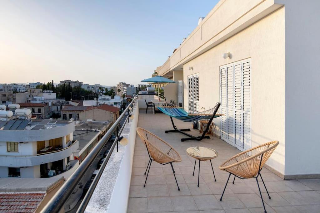 City Center Top Floor Big Balcony 2BR Close to the Beach - Ferienwohnung