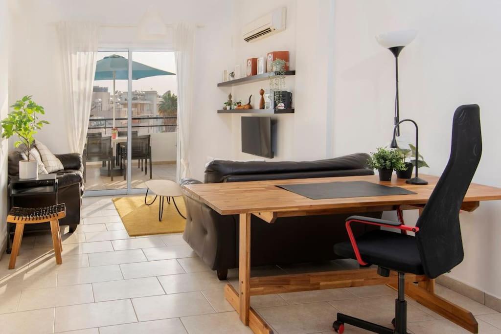 City Center Top Floor Big Balcony 2BR Close to the Beach - B&B Larnaka
