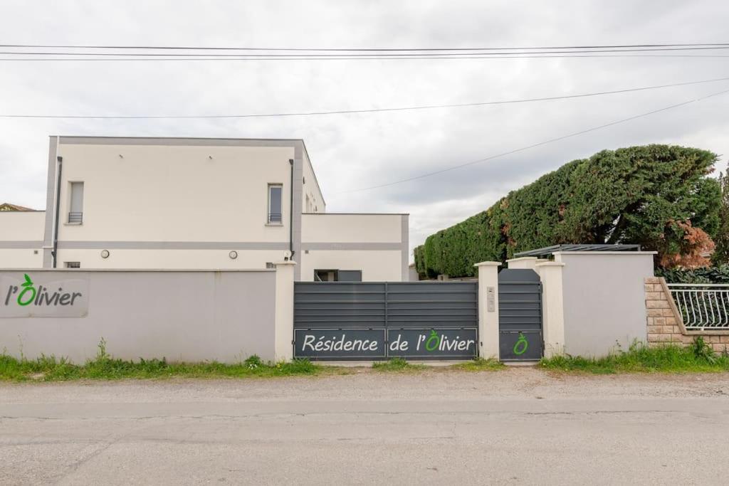 Logement prive et calme EUREXPO Groupama Stadium TRAM Parking Terasse - Chambres d’hôtes