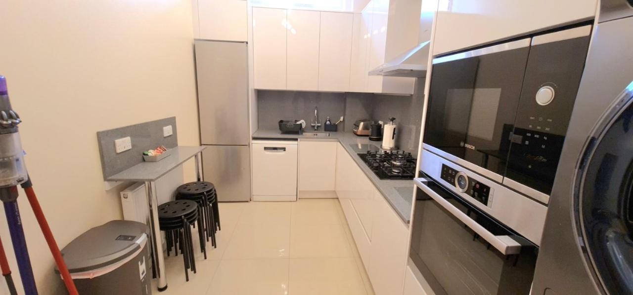 London Luxury 3 bedroom flat, 2 bathrooms, Living Room, free parking, 4 mins to station, garden - Chambres d'hôtes Ilford