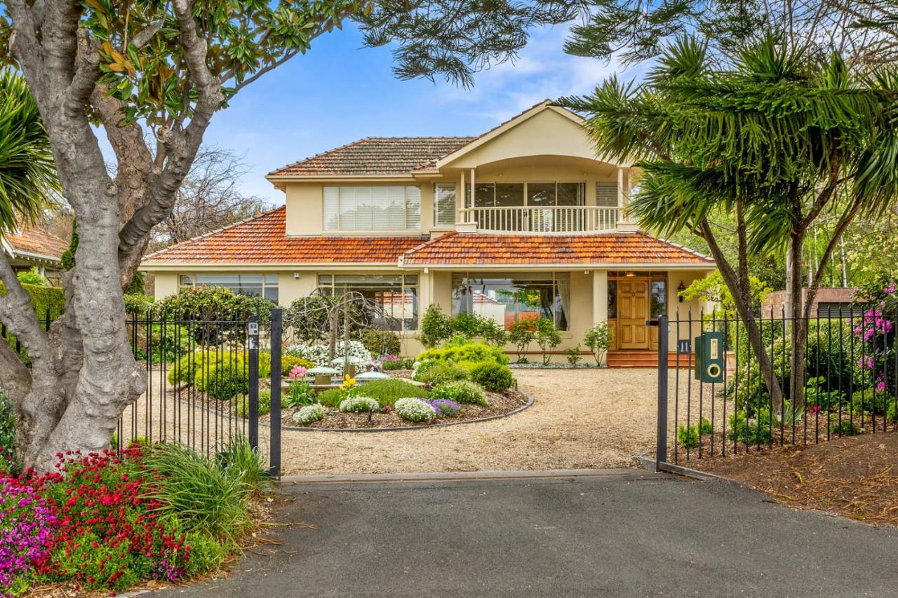 Waterfront Escape - A Family Oasis on Long Beach - B&B Hobart