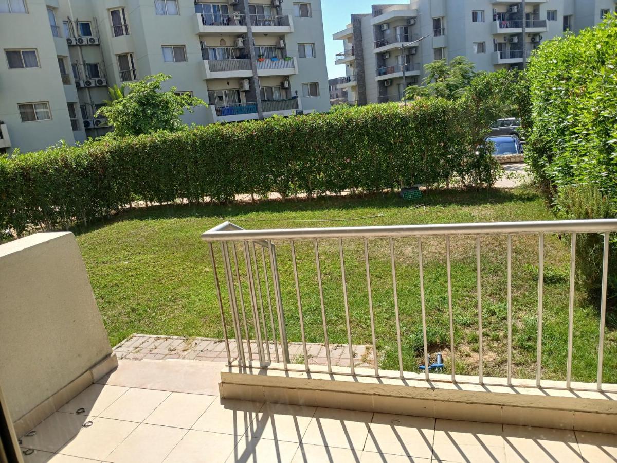 Luxerious apartment with a private garden and pool access - B&B