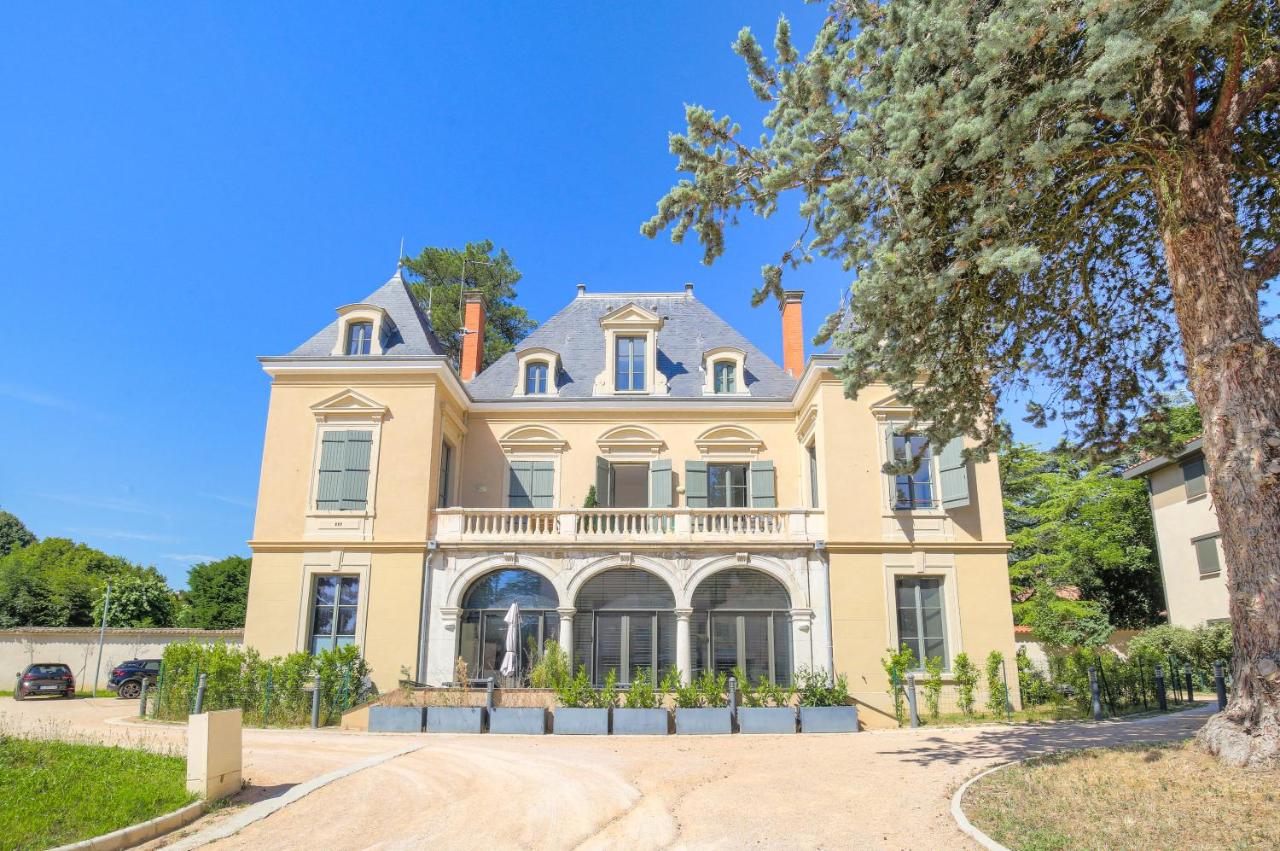 Chateau Ecully - Appartement 2 chambres - Terrasse & Parking - B&B