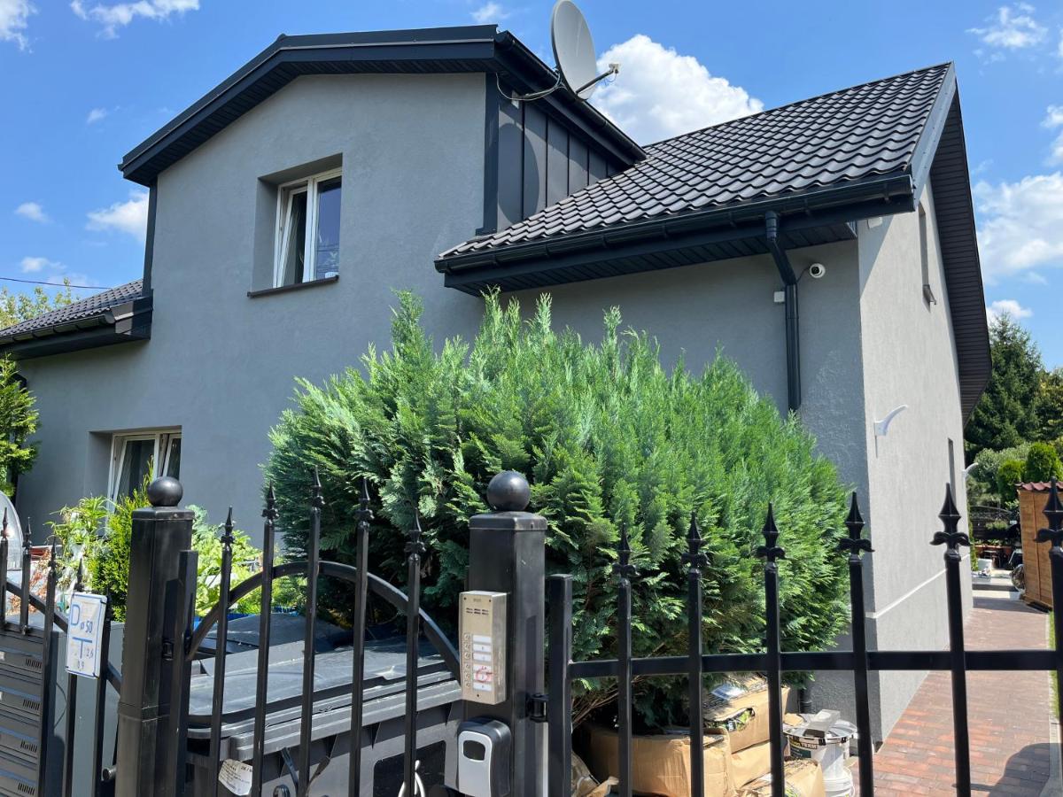 Studio in Wola- near Progresja-direct bus to Old Town - Bed and Breakfast
