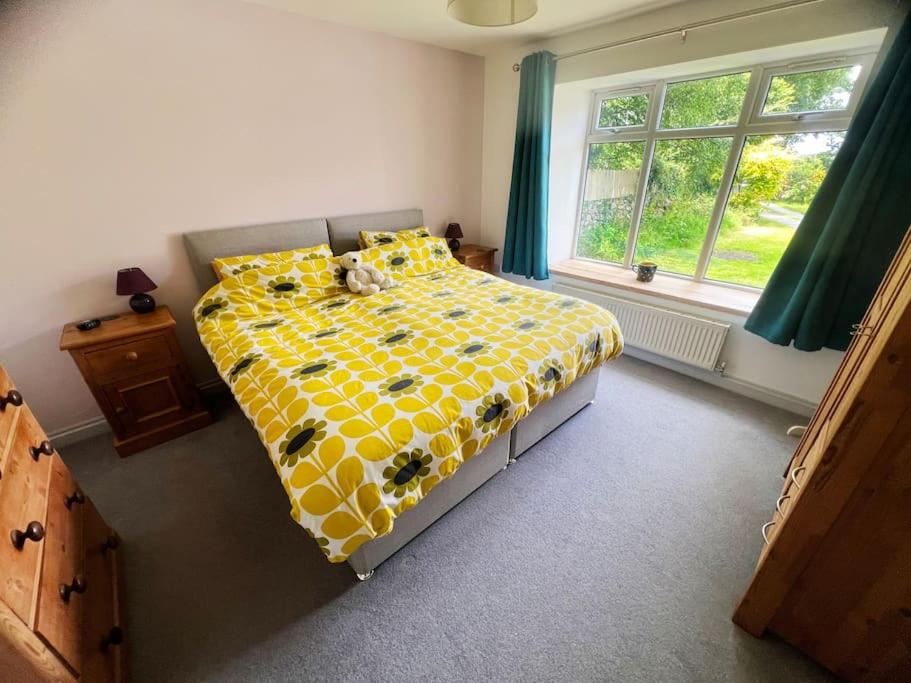 Self-contained ensuite double or twin bedroom in Pentir - B&B