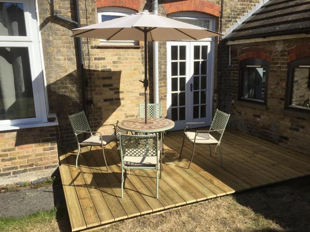 Peaceful garden view double with ensuite in house opposite beach, with access to private garden and bike store - B&B