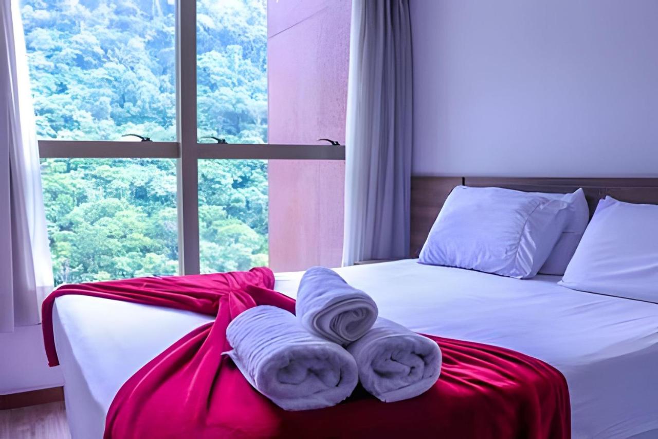 FLAT VPM - Cozinha, Varanda, Ar Cond, Estacionamento, Cama Queen, Vista Incrível, 400mb Wi-fi, TV Smart, Serviços de Streaming, Ducha Forte, Próximo a Barra da Tijuca e Recreio, 10min de carro da Praia - B&B