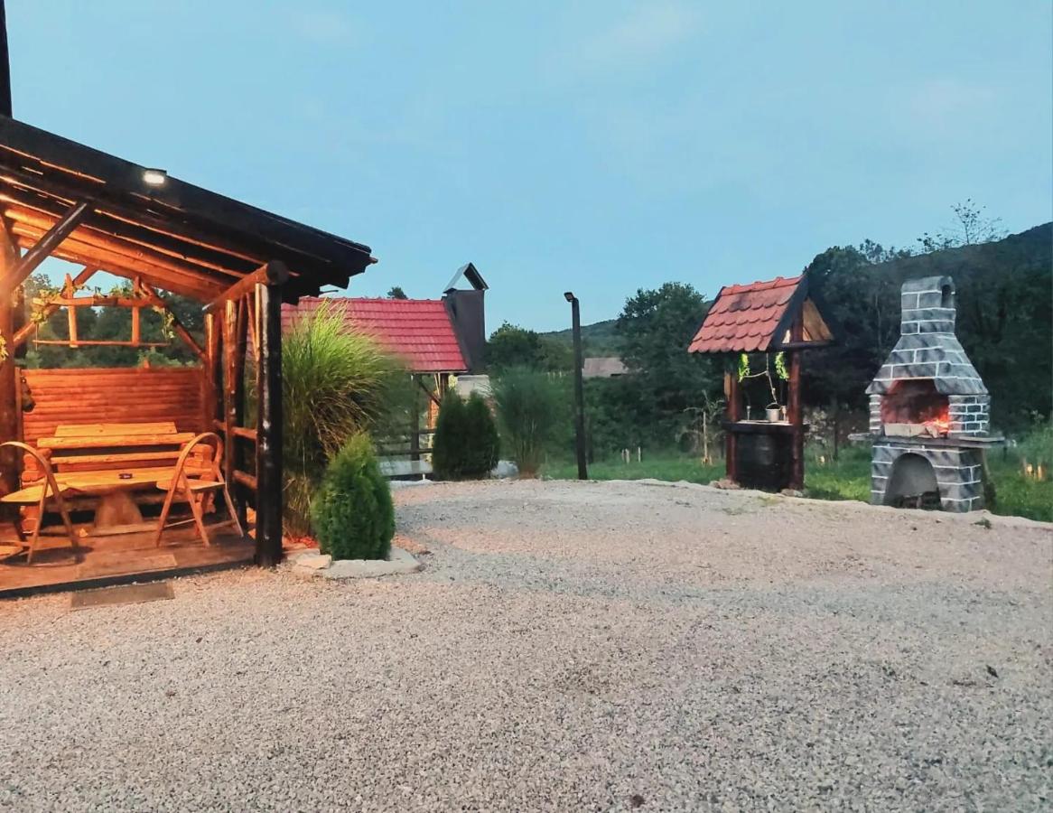 Lone Coyote - B&B Slunj