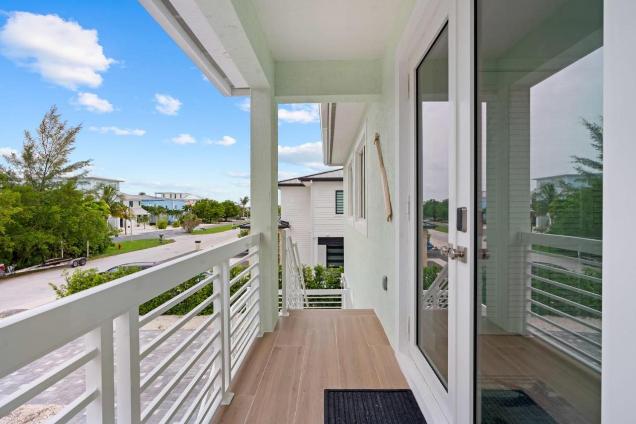 Emerald Oasis Deluxe Waterfront Gem, Heated Pool with Dock - B&B Marathon