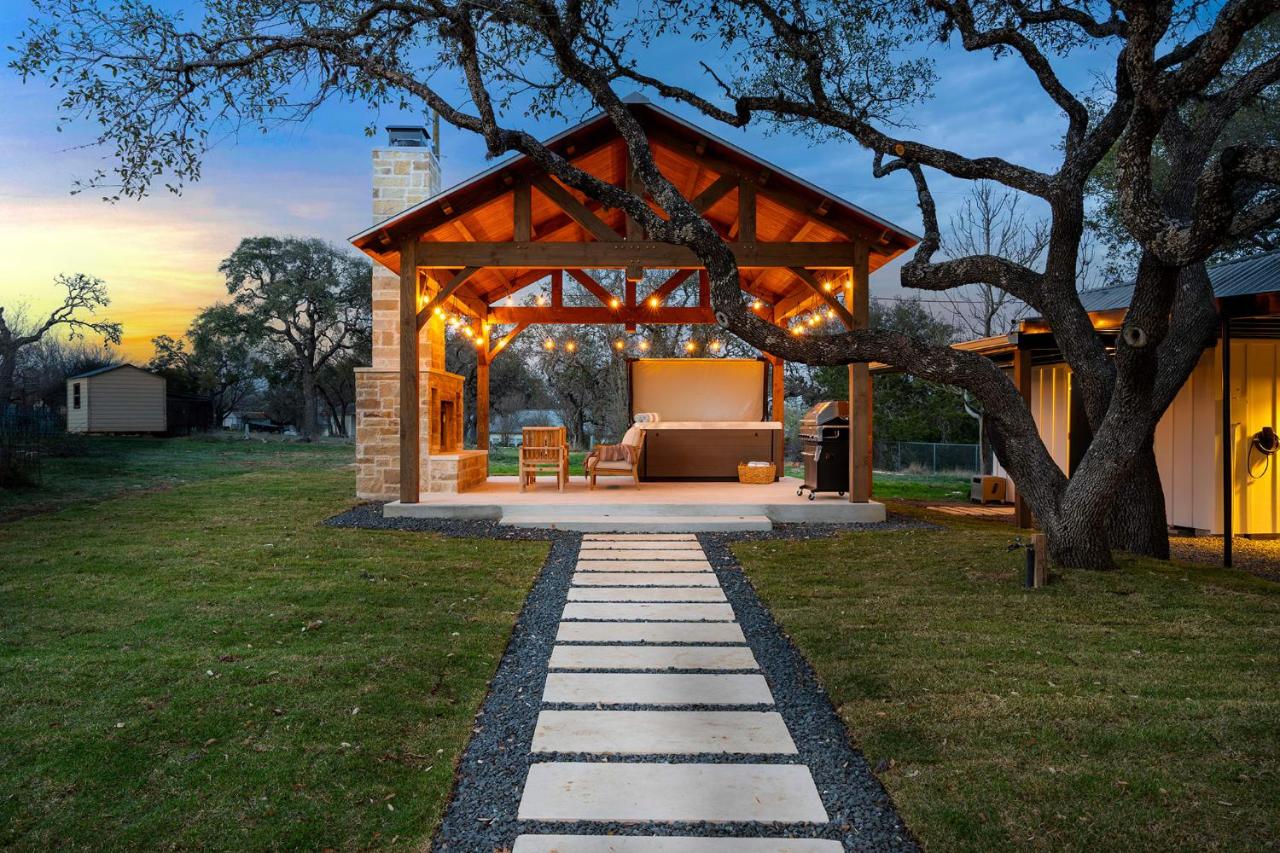 White Oak Haus Outdoor fireplace and Hot tub - B&B