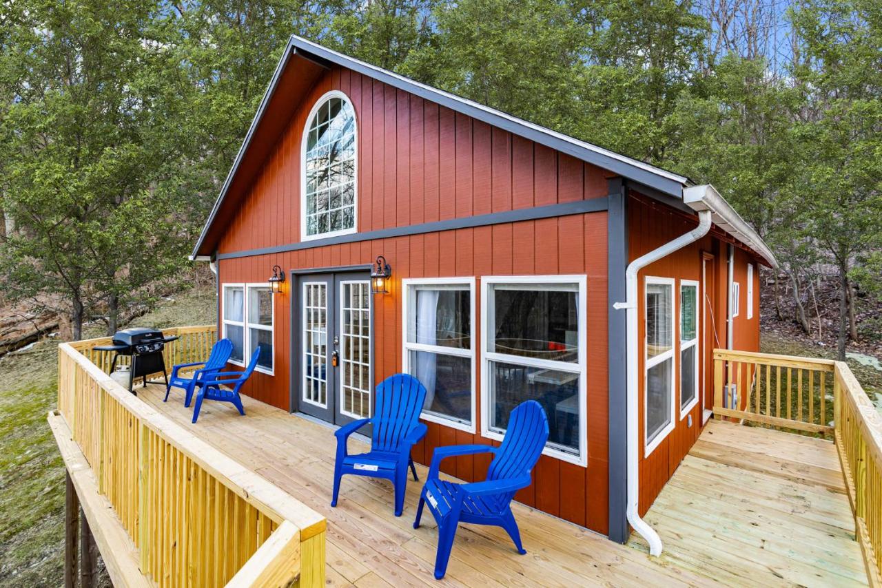 Loft Cabin w, Hot Tub, Fire Pit, Huge Deck & WiFi! - B&B Hedgesville