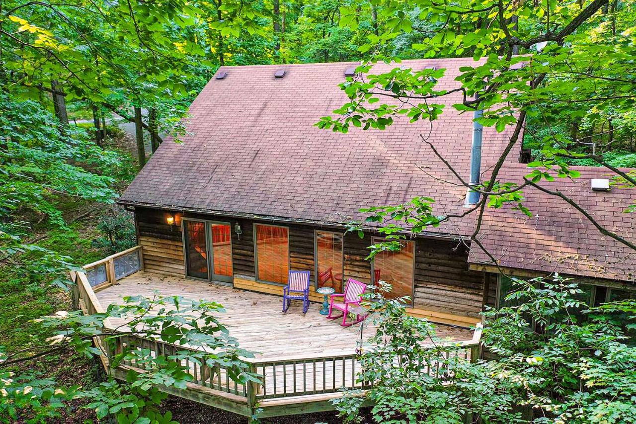 Huge Cabin w Hot Tub, Deck, Pool, Fire Pit, WiFi! - Ferienwohnung