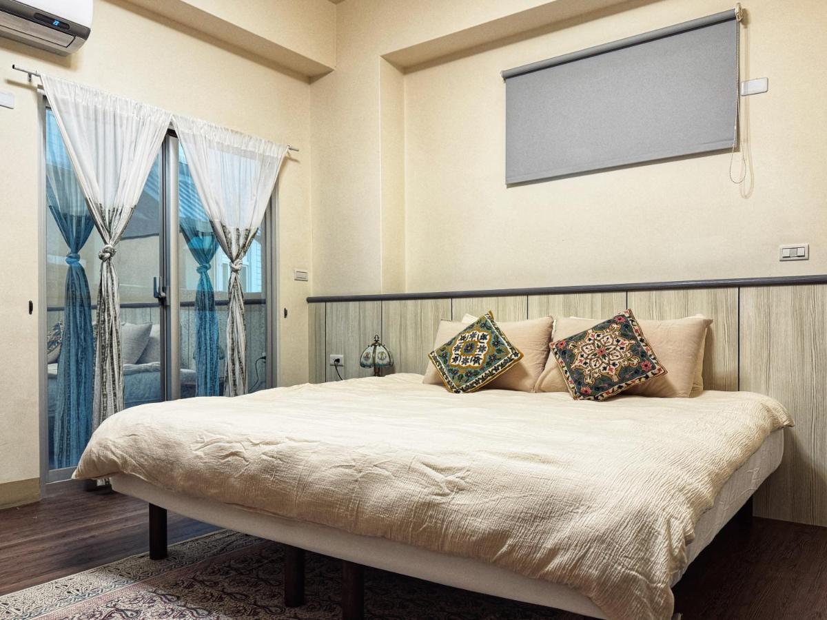 Zimmer mit Queensize-Bett und Balkon