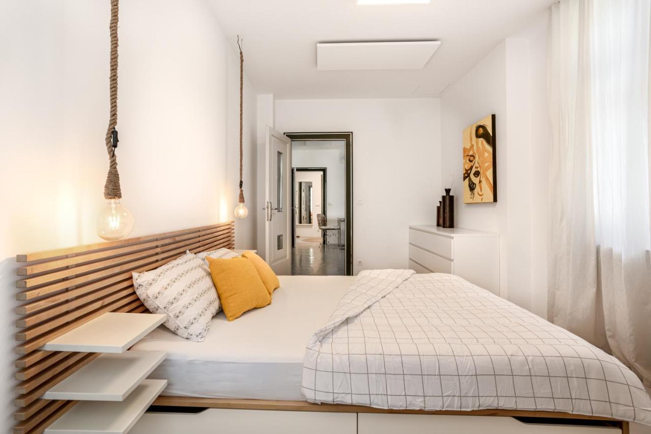Deluxe One-Bedroom Apartment