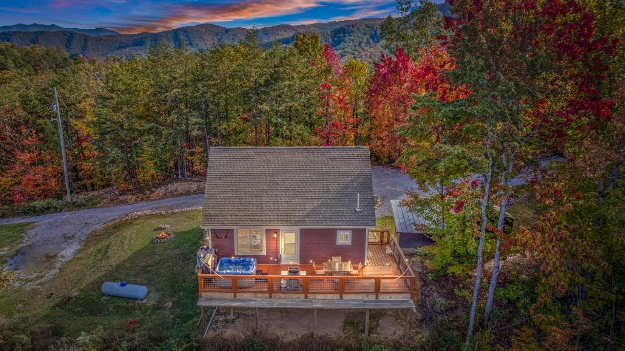 Private Cozy Cabin with Hot Tub & Fall Colorful Views - Only 10 min to The Parkway - B&B Sevierville