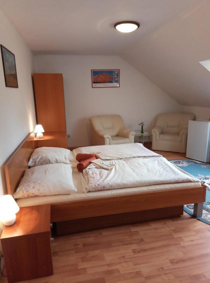 Dreibettzimmer mit Gemeinschaftsbad