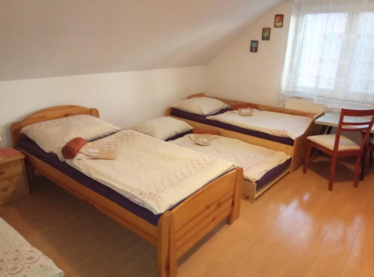 Dreibettzimmer mit Zugang zu einem Gemeinschaftsbad und Zustellbett 