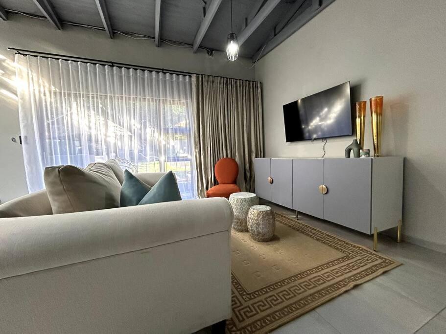 Luxury apt walk 2Melrose Arch 5 - B&B