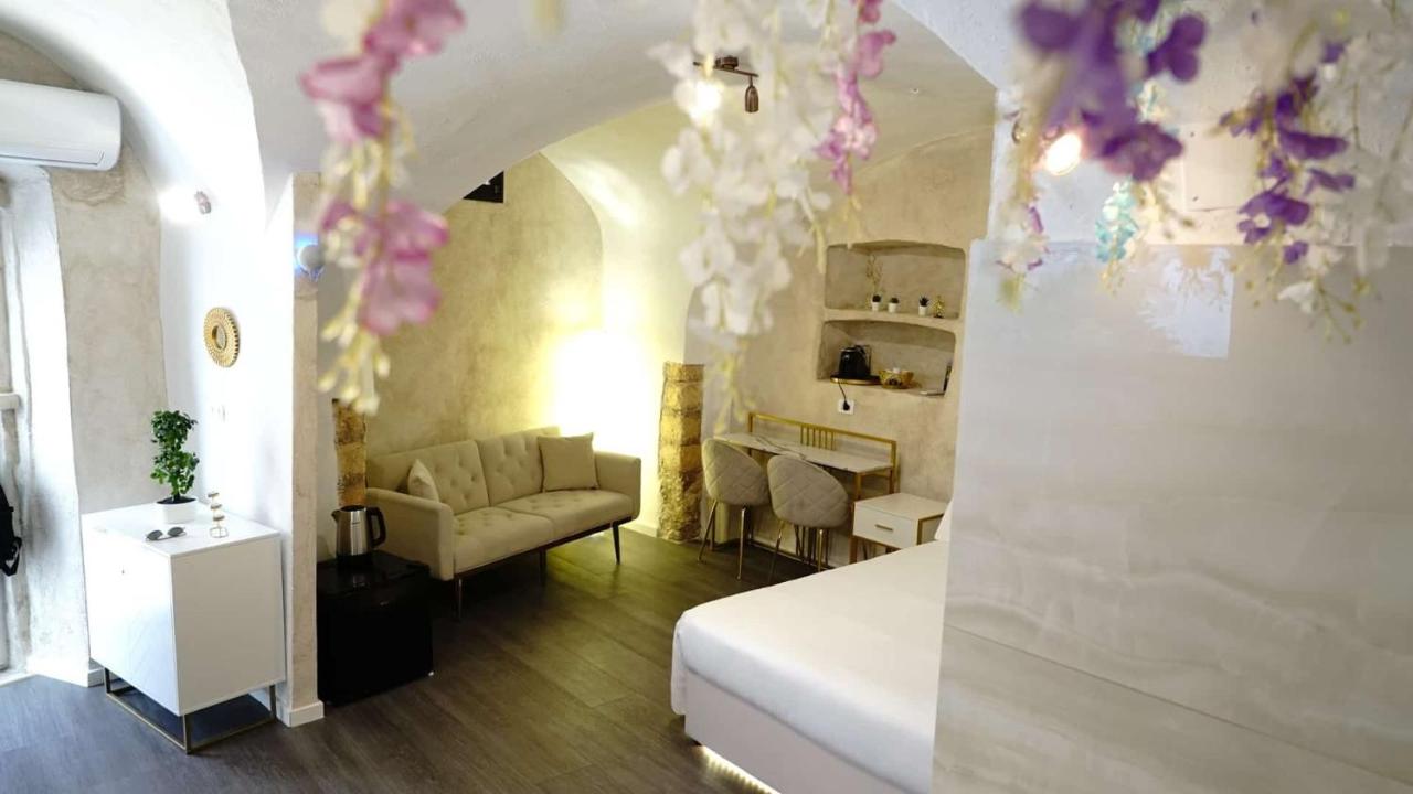 Zimmer mit Queensize-Bett und Whirlpool-Badewanne