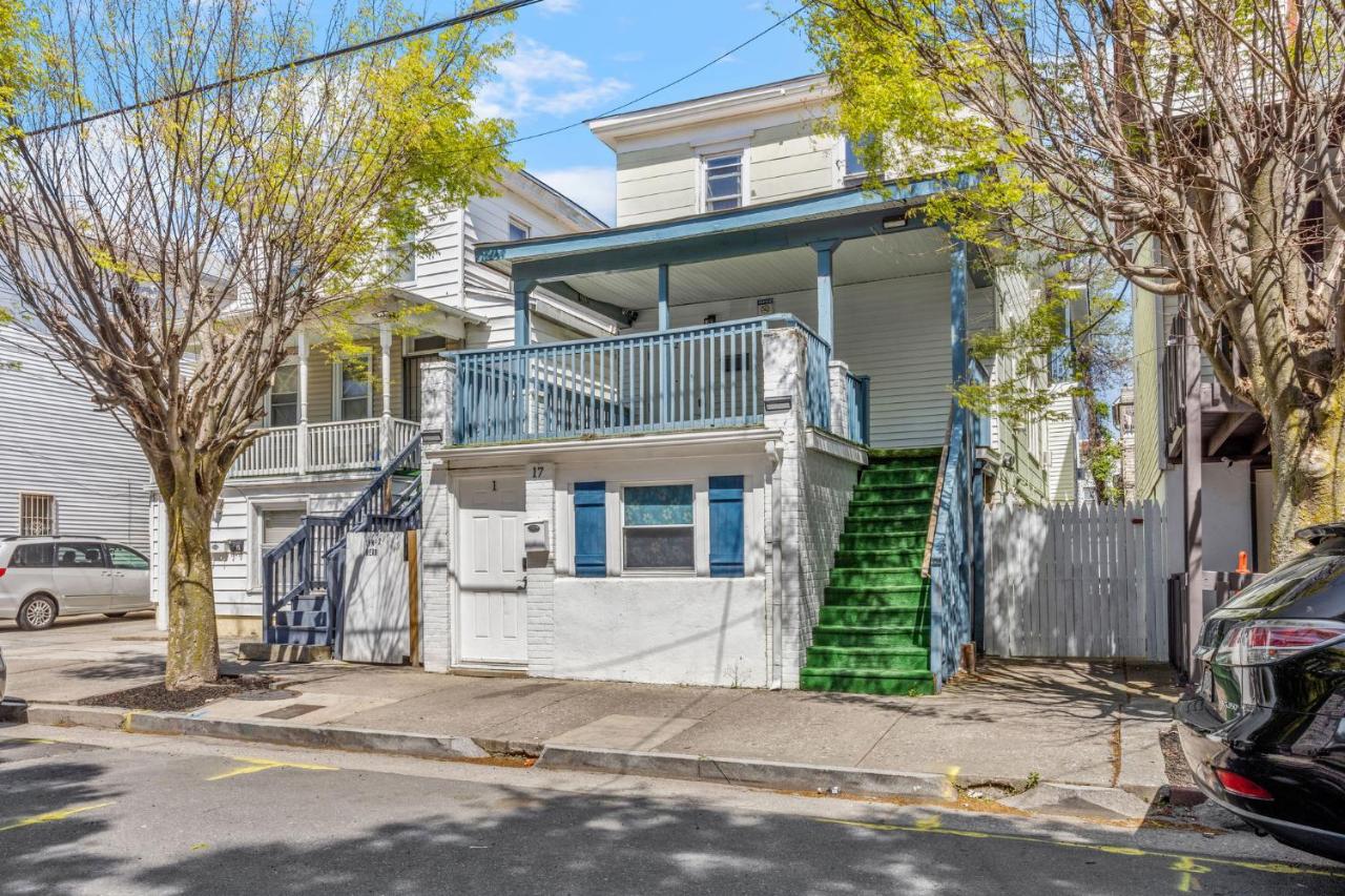 9 Bedroom, 14 Beds House Great for Big Groups Near Boardwalk, Tropicana - Bed and Breakfast