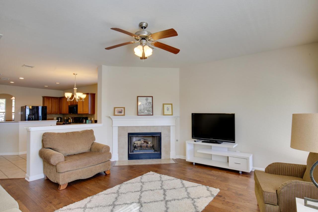 San Antonio Getaway with Deck, Fenced-In Yard! - B&B