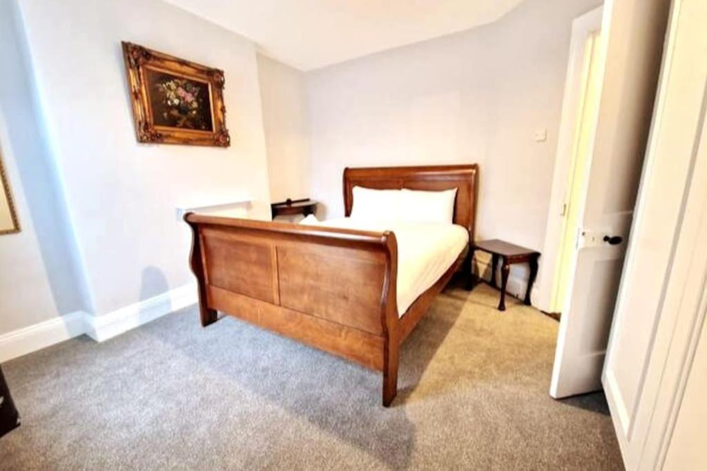 Stay at Granny's, 4 bed terrace on Iconic Canal - Bed and Breakfast