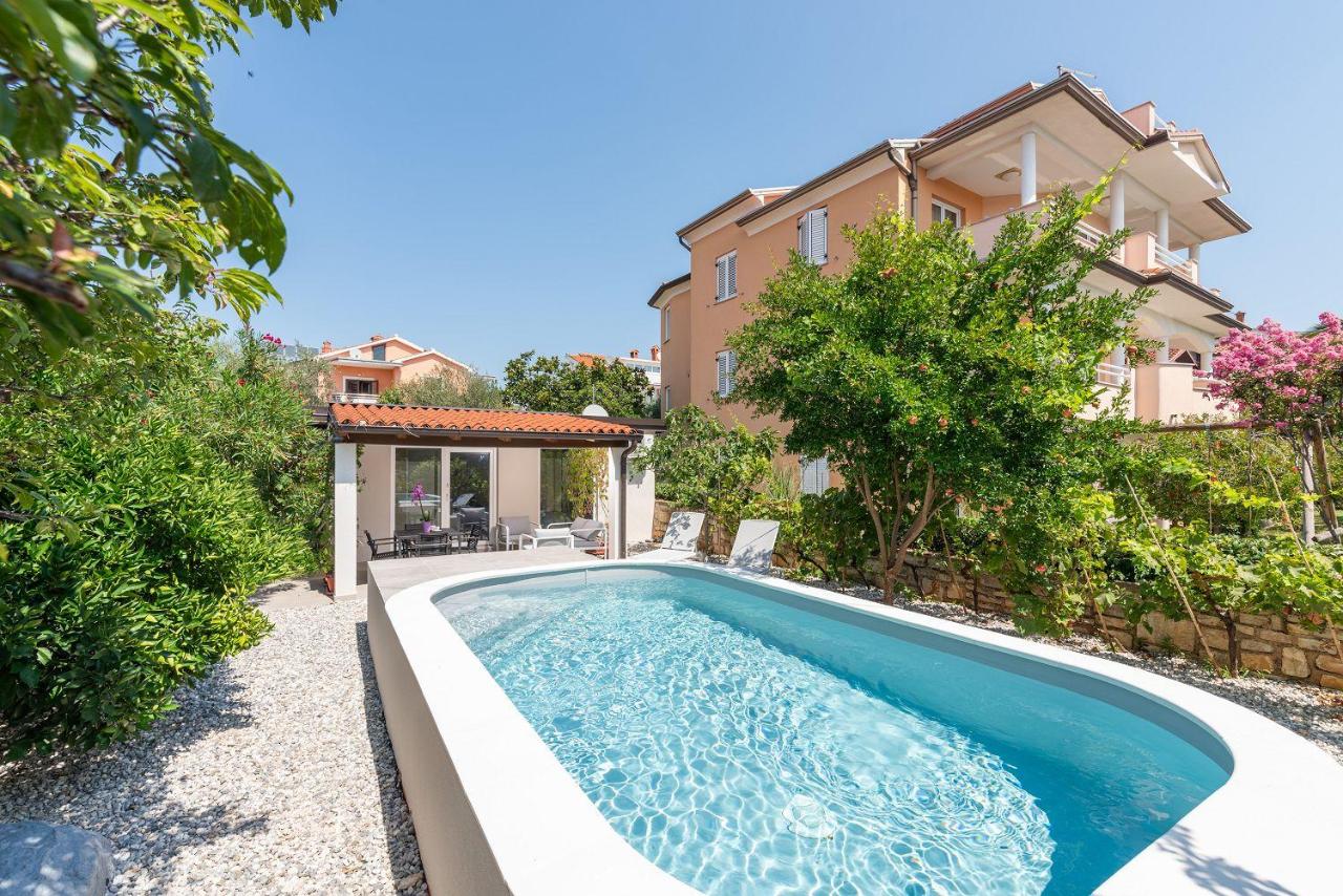 Süßes Ferienhaus mit Privatpool, Sonnenterrasse, BBQ in Strandnähe - B&B