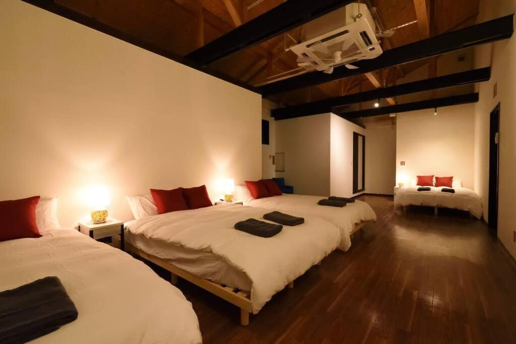 最大10名 観光地まで徒歩5分 無料駐車場付き 函館駅車で5分 好アクセスRed penta - Chambres d’hôtes Hakodate