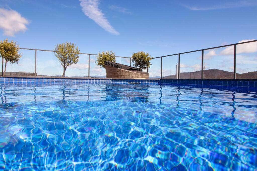 Stylish Apartment with Rooftop Pool, Minutes from City and ANU - B&B