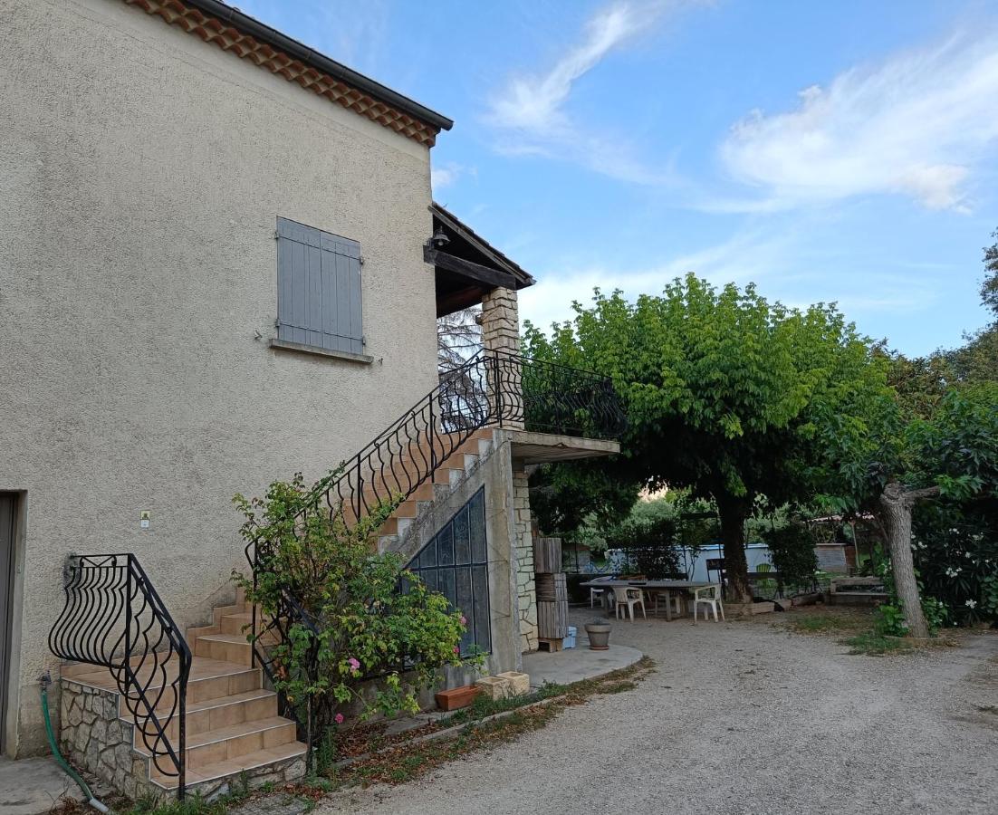 Véritable maison de campagne nouvellement rénovée au pied du Lubéron - Chambres d’hôtes