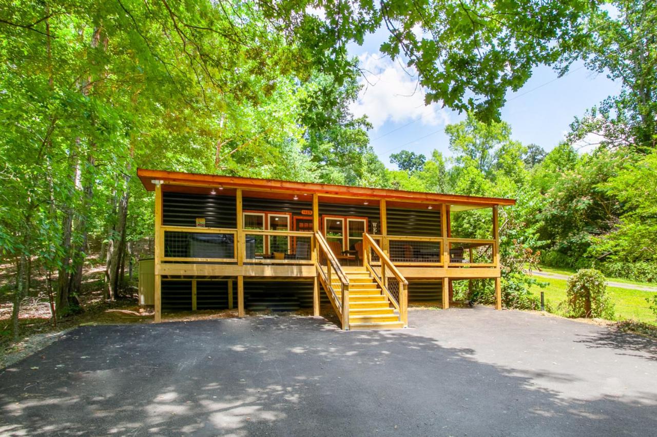 Helms Hollow Theater Hot Tub Fire Pit - B&B Sevierville