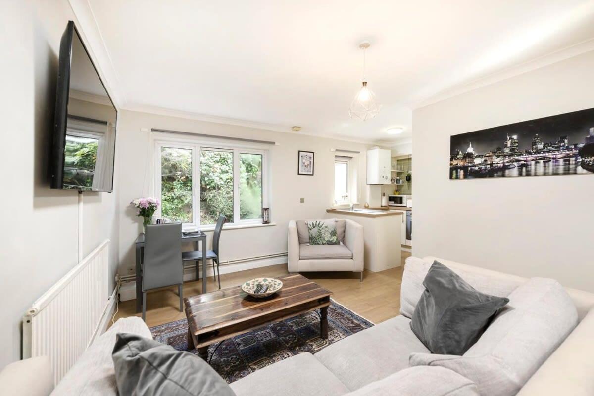 One bedroom central Slough with parking - Ferienwohnung