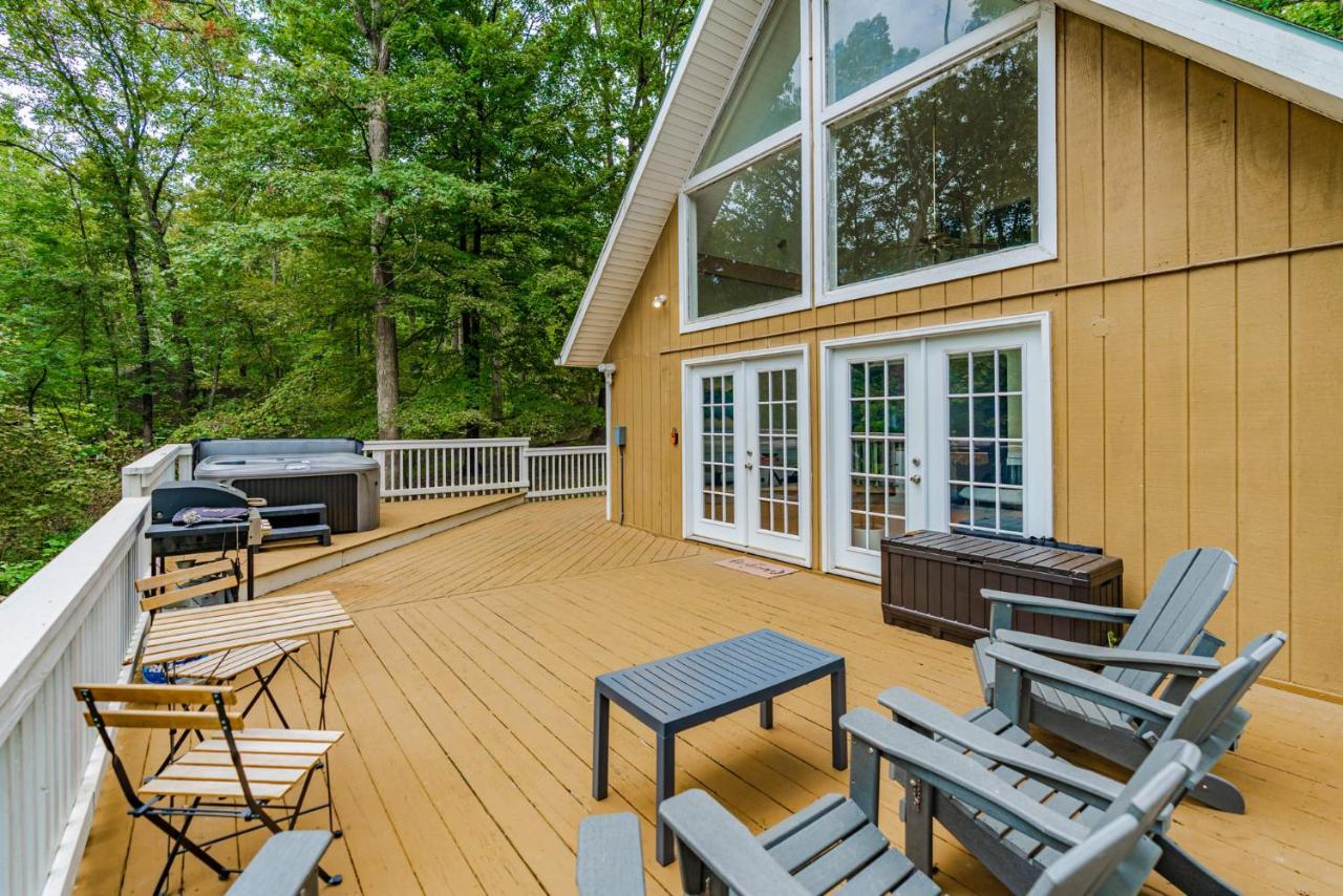 Hot Tub, Fire Pit, Deck, Grill, WiFi, Dog-Friendly - B&B Inwood