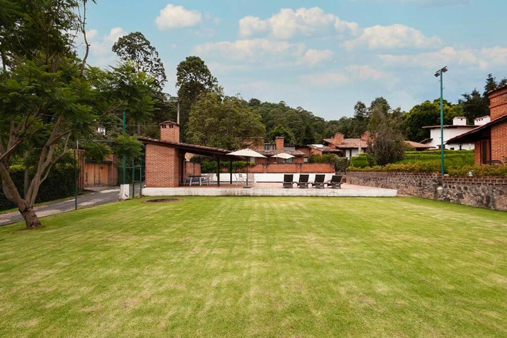 Incredible Property with Huge Garden and Pool! - Ferienwohnung