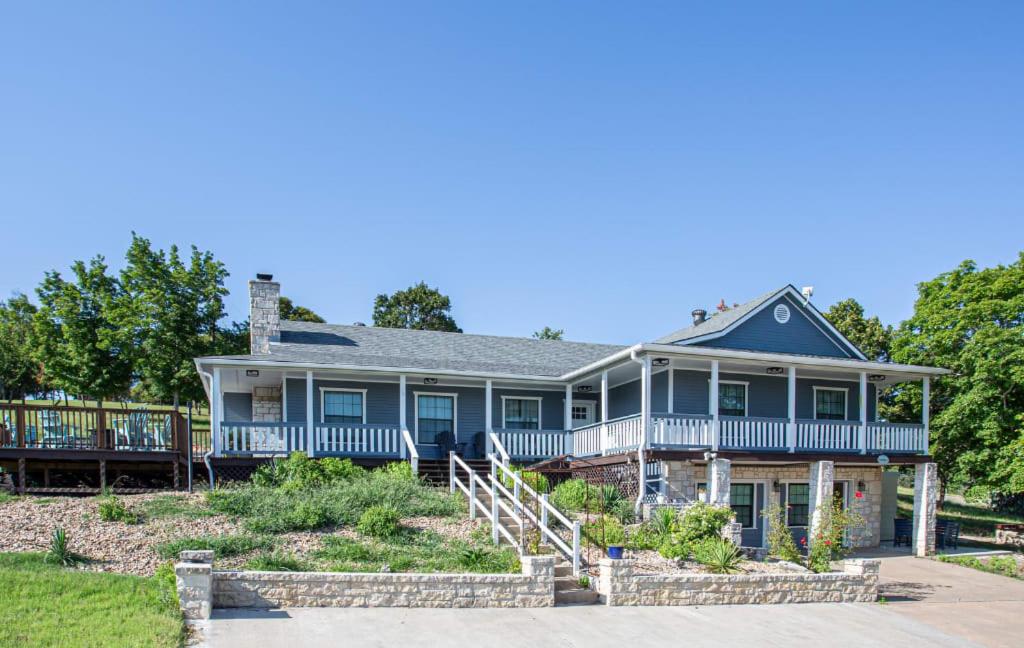 Large patio and hot tub near wine country - B&B Fredericksburg