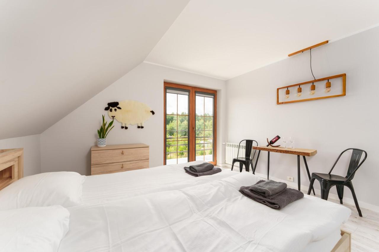 Habitación con cama grande y balcón