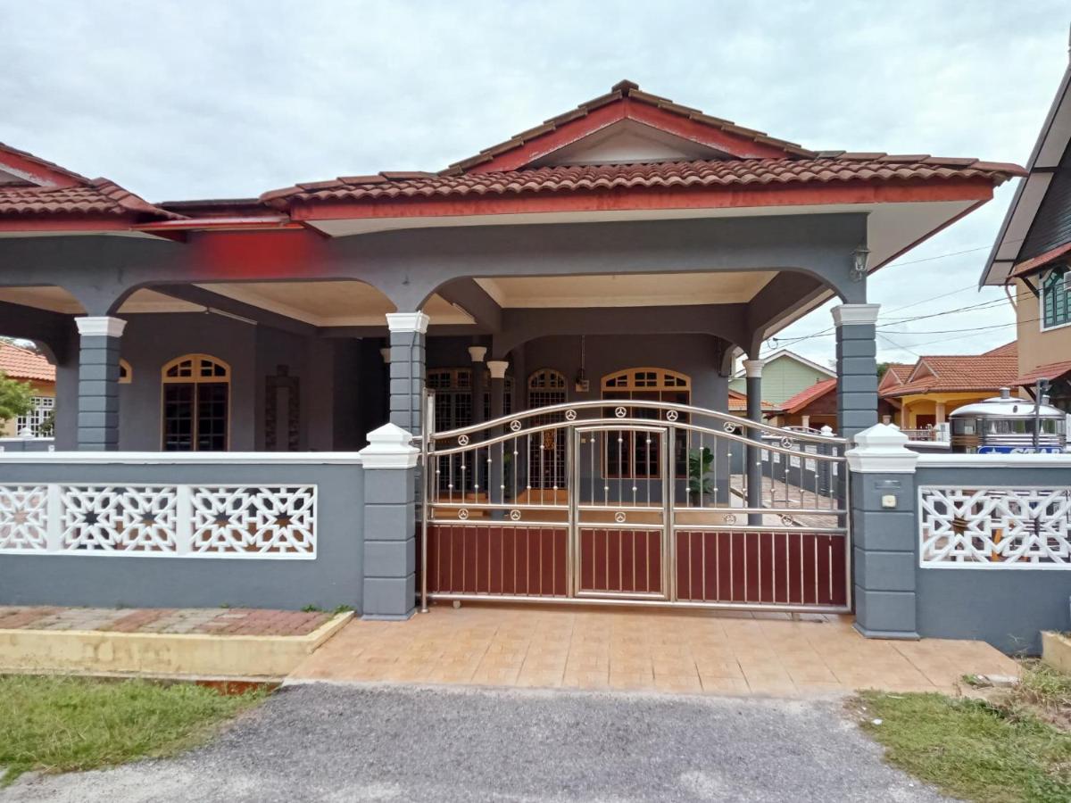 Mawar Homestay Camelia 5 Bedroom 3 Bathroom - Near Airport and Gong Badak Stadium - Ferienwohnung