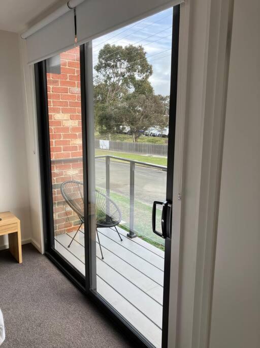 Private Room & Ensuite, in hosted-shared Modern 2 bedroom Apartment - full use of all home facilities - Chambres d'hôtes Geelong