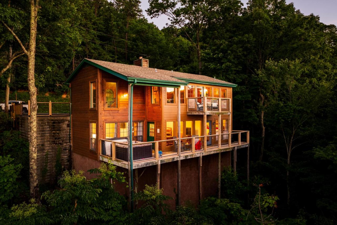 Elevista - Quaint&Private-Views-HotTub-PoolTable-Bears-3 Clubhouse Pools - B&B